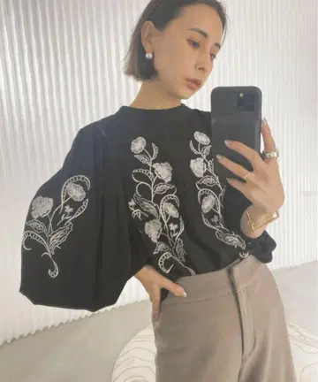 LADY EMBROIDERY PUFF BLOUSE 블랙