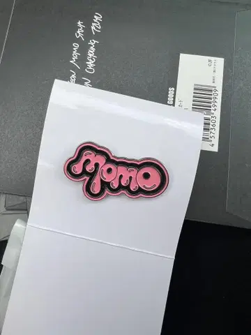 twice this is for 랜덤 핑 배지 모모