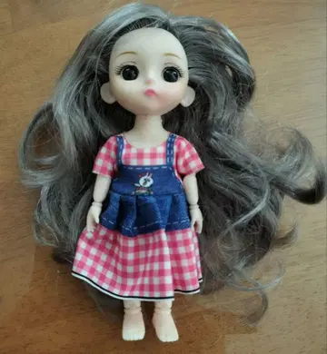 그레이색 머리카락의 체크 무늬 드레스 인형