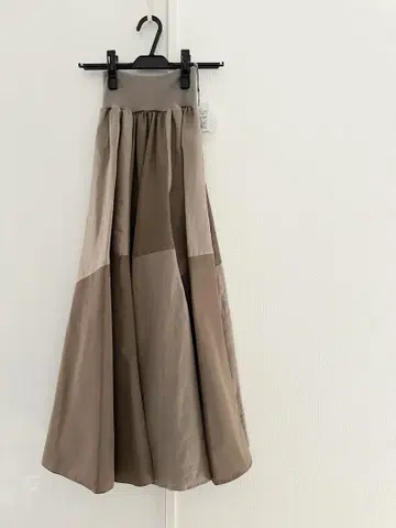 [ MONiLE ] 모니레 린넨 레이온 타프타 절개 롱 스커트