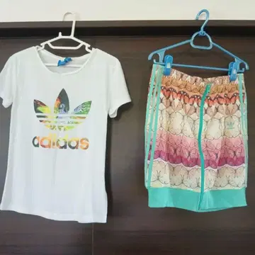 adidas T셔츠, 멀티 컬러 스커트, CAP 세트