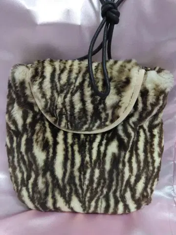 제브라 패턴 퍼 미니백