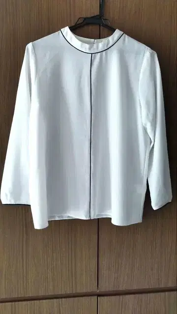 화이트 긴팔 셔츠 블랙 파이핑