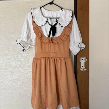 프릴 달린 오렌지색 반팔 원피스
