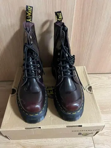 [새상품] Dr. Martens JADON 8홀 부츠