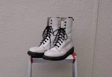 Dr. Martens 화이트 10홀 부츠