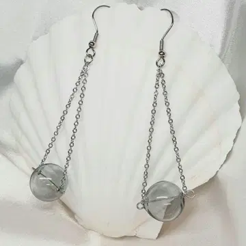 실버 체인 달린 원형 귀걸이