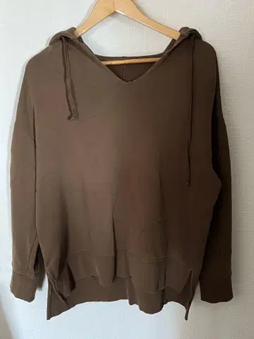 브라운 V넥 후드 부착 후드티