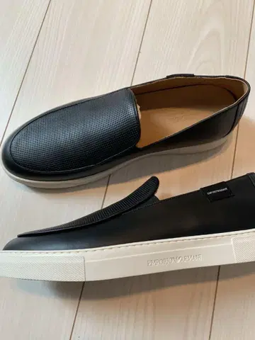 EMPORIO ARMANI 블랙 슬립온