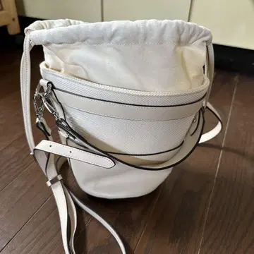 화이트 버킷 숄더백 천연 가죽