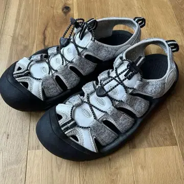 KEEN 뉴포트 레트로 20주년 기념 모델 화이트 x 블랙 28cm