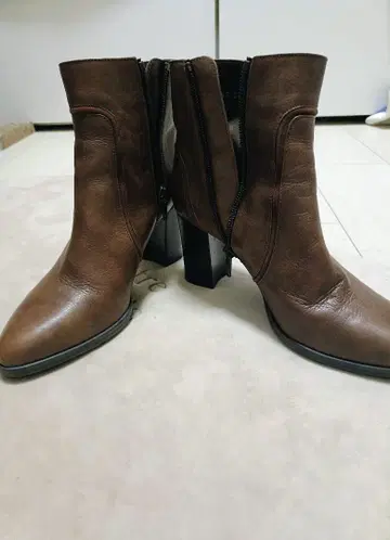 DIANA 브라운 지퍼 부츠