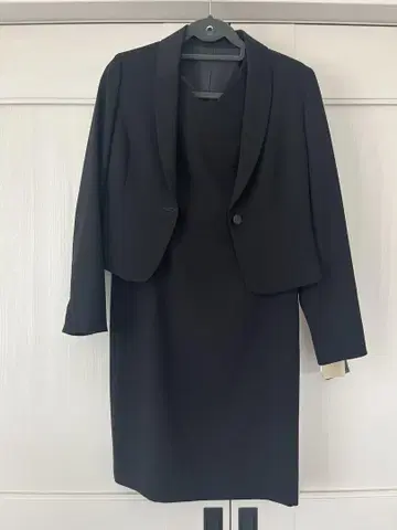 새상품 블랙 원피스 수트 ( 숏 자켓 포함 )