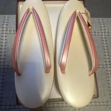 크림색과 핑크색 조리