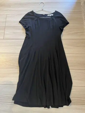 블랙 반팔 플레어 스커트 원피스