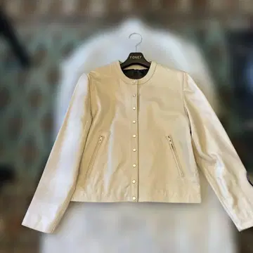 가죽제 크림색 자켓