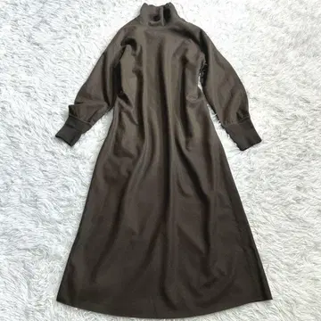 투모로우랜드 하이넥 롱 원피스 카키