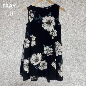 FRAYI.D 블랙과 화이트 꽃무늬 슬리브리스 드레스
