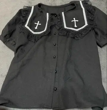 크로스 자수 인형 칼라 블라우스