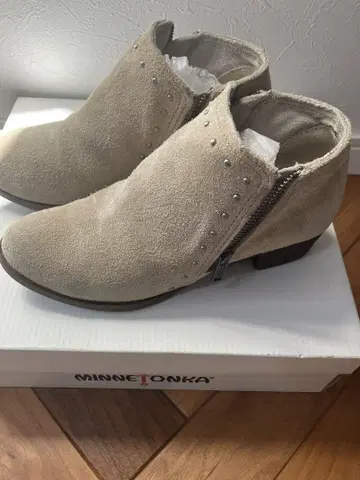 MINNETONKA 베이지 스웨이드 부츠 23