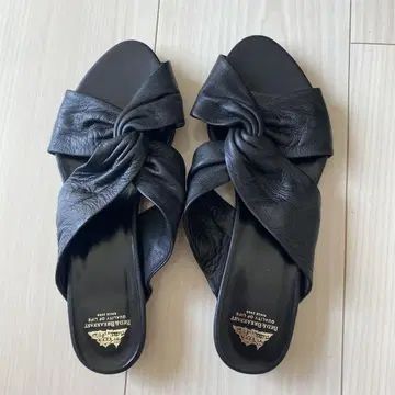 리본 포함 블랙 가죽 샌들