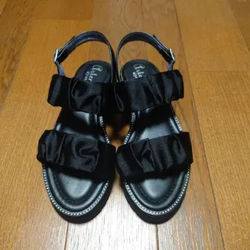 아르테미스 다이아 프릴 샌들 블랙