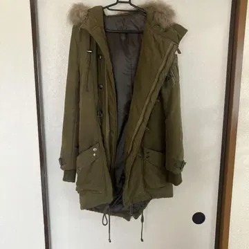 올리브 그린 모즈 코트 후드 부착