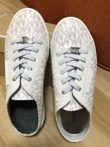 MICHAEL KORS 화이트 슬립온