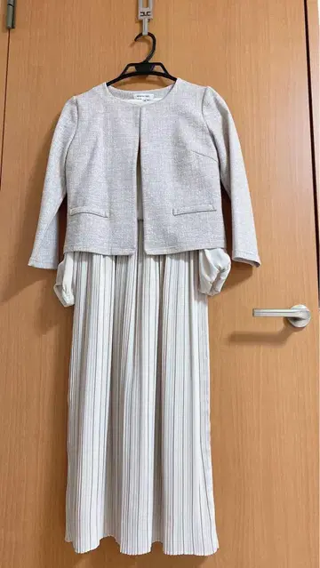 스트라이프 패턴 원피스 수트