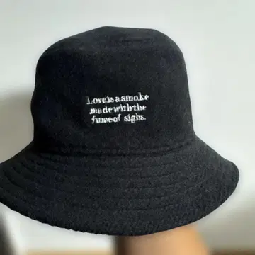 블랙 자수 버킷햇