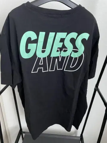 GUESS 블랙 티셔츠 SEA 프린트