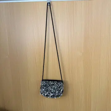 비즈 장식 숄더백 블랙과 실버