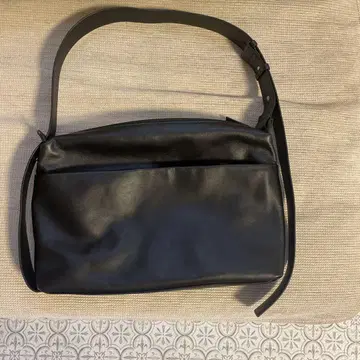 이아하피오네 블랙 가죽 숄더백