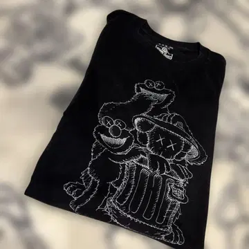 KAWS x Sesame Street 블랙 T셔츠 xs