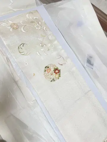 크림색 꽃무늬 자수 호몬기 츠케사게 기모노