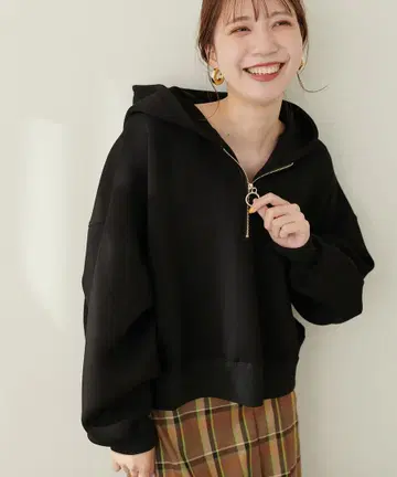 내추럴 꾸뛰르 하프 ZIP 종이상자 숏 기장 풀 후드티 블랙