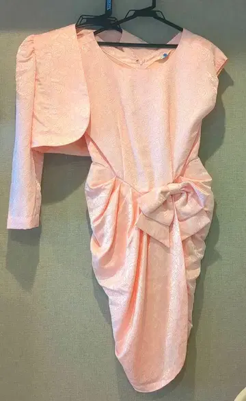 핑크 드레이프 리본 포함 드레스 버블리
