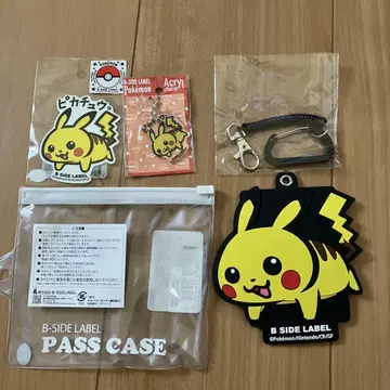 피카츄 굿즈 패스 케이스와 스티커와 키링