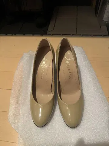 DIANA 에나멜 베이지 하이힐