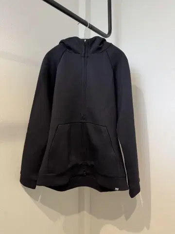 HELLY HANSEN 블랙 후드티 ( 셋업 가능, 바지 판매 중 )