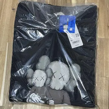 새상품 UNIQLO UT KAWS 스웨트 셔츠 블랙 XL 사이즈