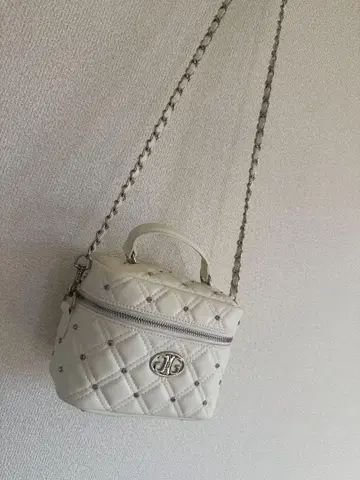 화이트 퀼팅 숄더백