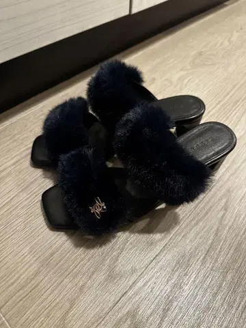 네이비 퍼 컴포트 샌들 힐 5cm