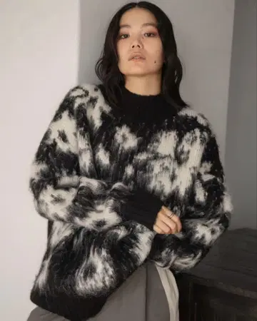 빈티지 플라워 하이넥 샤기 니트