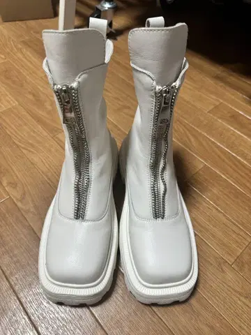화이트 통굽 부츠 지퍼 디자인