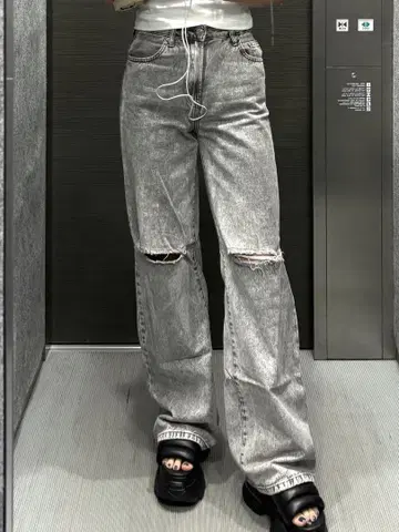 데미지 가공 그레이 스트레이트 데님 팬츠