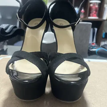 블랙 스트랩 힐 샌들 22.5-23cm까지 사용할 수 있습니다!