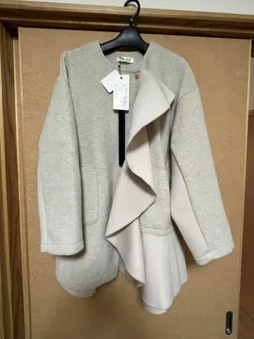 에이미 로우 프릴 코트