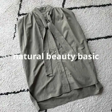 natural beauty basic 리본 포함 슬리브리스 셔츠