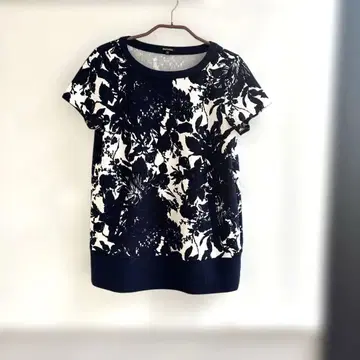 doclasse 꽃무늬 반팔T셔츠 네이비와 화이트